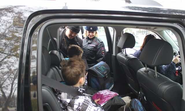 Автоинспекторы и духовенство призвали к внимательности на дорогах автоинспекторы, совместный рейд духовенства и автоинспекторов, Екатеринодарская епархия, день памяти жертв ДТП