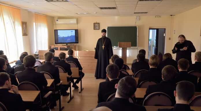 В Екатеринодарской семинарии открылся киноклуб Киноклуб, Екатеринодарская духовная семинария, православный киноклуб, «Острова», Константин Капранов, Макарий Диброва