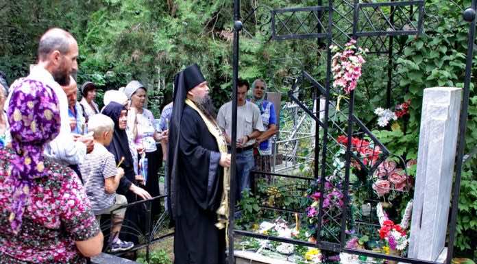 Митрополит Виктор (Святин) Панихида на могиле митрополита Виктора (Святина)