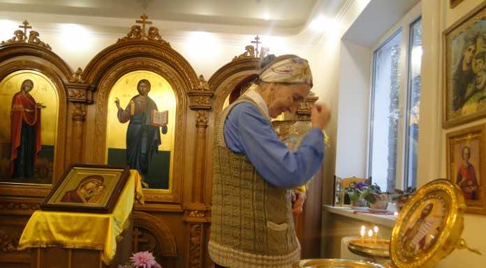 Причащение пожилых людей Молитвенная комната геронтологического центра "Екатеринодар"