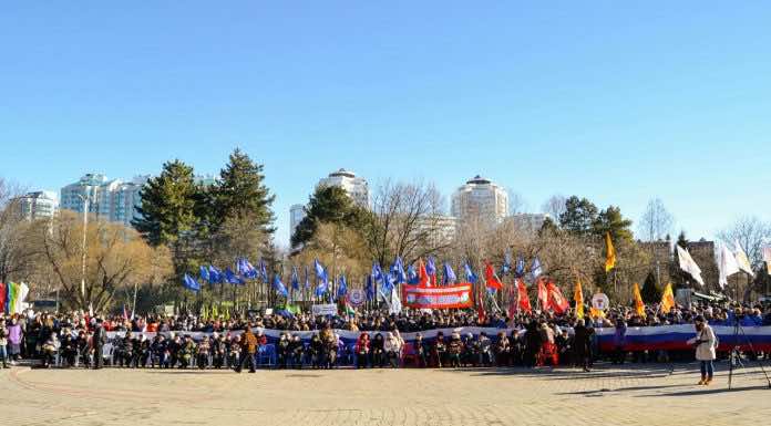 Семь тысяч человек собрались у Выставочного зала Боевой Славы семь тысяч человек