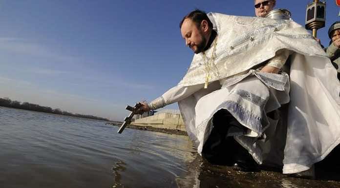 Освящение воды у водоемов в праздник Крещения водоемов
