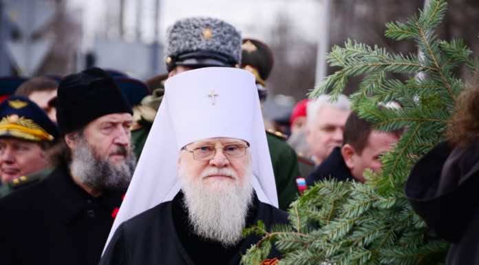 Митрополит Исидор возложил цветы на площади Памяти Героев памяти героев