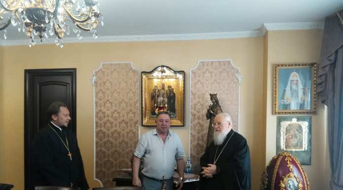 Митрополит Исидор вручил Патриаршую награду Сергею Фуксу Сергею Фуксу