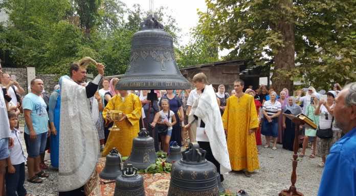 Освящение колоколов в Лоо Лоо