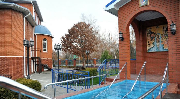 Освящение воды у водоемов в Праздник Богоявления у водоемов