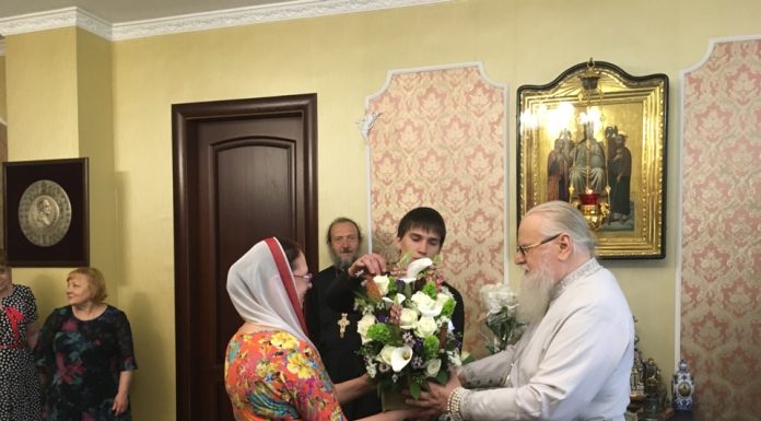 Сотрудники Епархиального управления поздравили митрополита Исидора