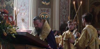 Епископ Туапсинский Дионисий совершил молебен с акафистом у мощей святителя Спиридона