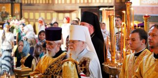 Митрополит Екатеринодарский и Кубанский Исидор совершил Божественную Литургию в Соборе