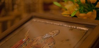 Молебные пения у ковчега с десницей святителя Спиридона совершают каждый час