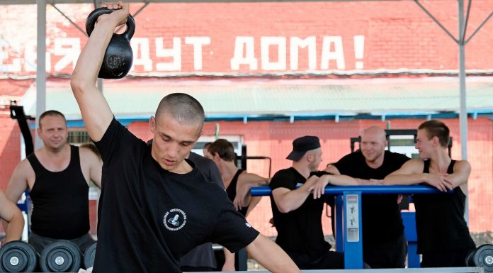 Соревнование по гиревому спорту среди заключенных