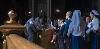 Ученики Детской воскресной школы Екатерининского собора помолились у мощей Иоанна Предтечи. Фото