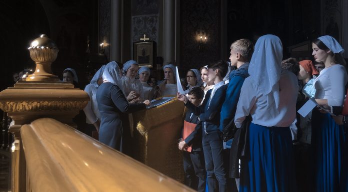 Ученики Детской воскресной школы Екатерининского собора помолились у мощей Иоанна Предтечи. Фото