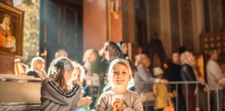 Молодежь и дети приходят в собор помолиться у мощей Пророка Иоанна Крестителя