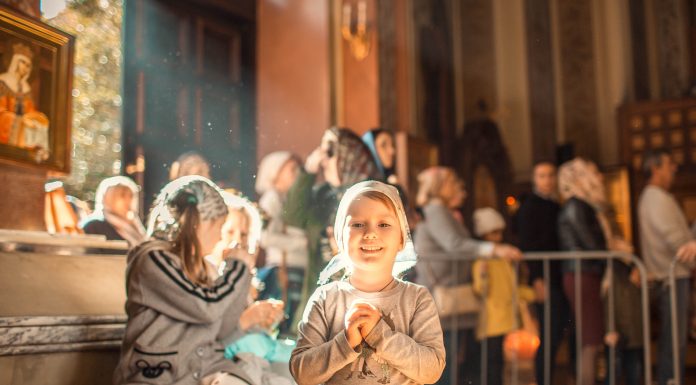 Молодежь и дети приходят в собор помолиться у мощей Пророка Иоанна Крестителя