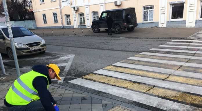 «Стоп! Пешеход»: в Краснодаре волонтеры размещают надписи о безопасности на дорогах
