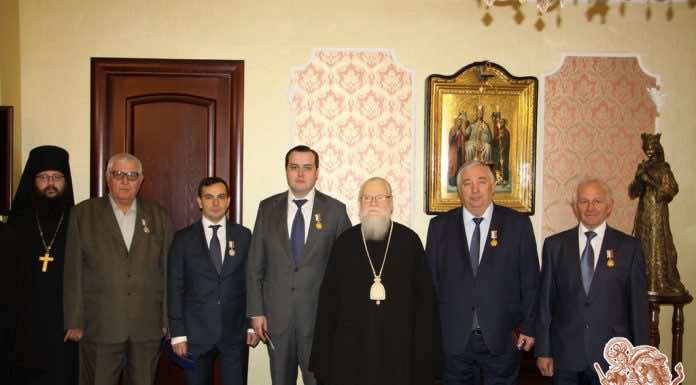 Митрополит Исидор наградил ктиторов храма медалями