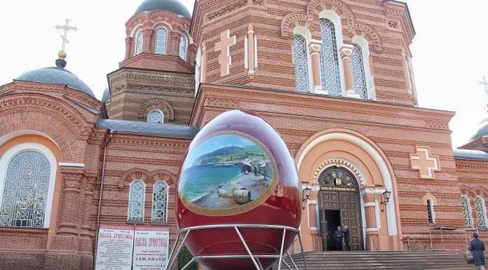 Самое большое пасхальное яйцо в мире установили в Екатерининском кафедральном соборе Краснодара
