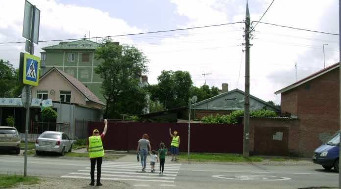 Православные волонтеры напомнили школьникам о безопасном переходе через дорогу