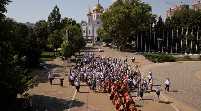 В Краснодаре прошел крестный ход в день памяти Царственных страстотерпцев