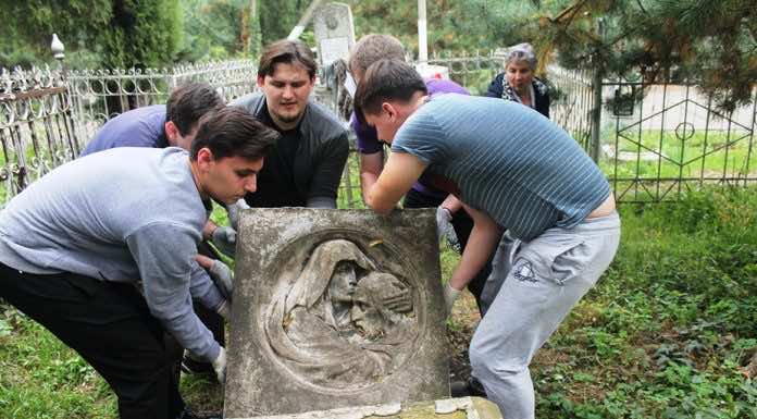 Субботник прошел на Всехсвятском кладбище