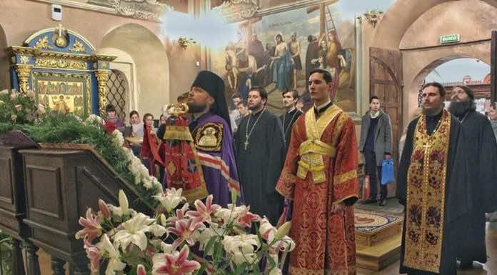 Молодежь за ночной Литургией