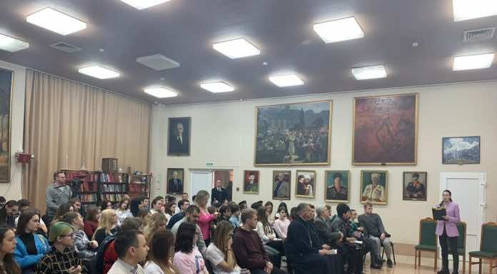 Молодёжный круглый стол в выставочном зале Боевой Славы