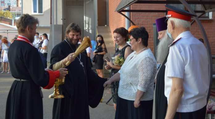 Духовник Кубанского казачьего войска посетил линейку, посвященную Дню знаний