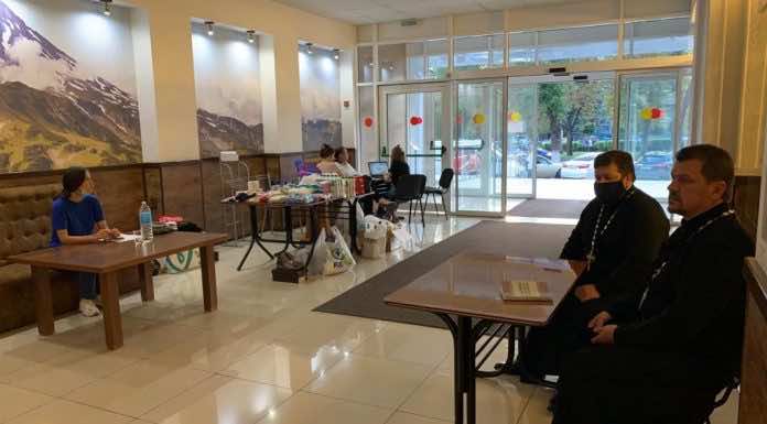 В гостинице «Кавказ» священнослужители оказывают помощь эвакуированным в результате пожара