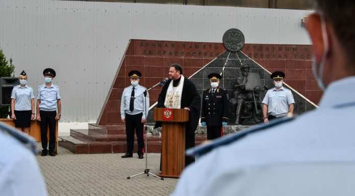 Протоиерей Богдан Черных поздравил сотрудников госавтоинспекции с вручением новых патрульных автомобилей