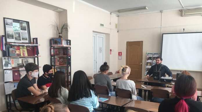 Протоиерей Димитрий Руднев встретился со студентами Торгово-экономического колледжа
