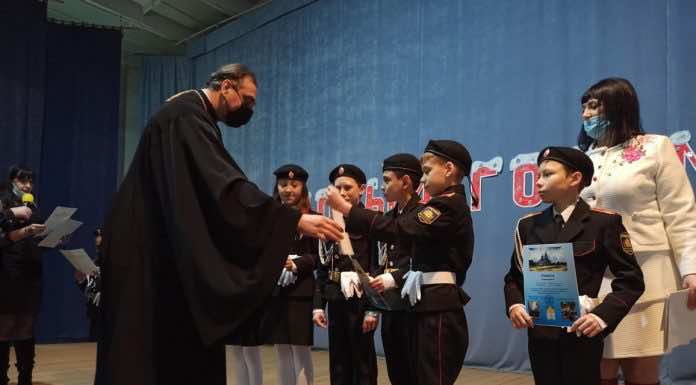 Благочинный 14-го Динского округа наградил юных казачат