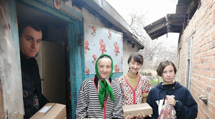 Благочинный 18-го Северского районного округа посетил неблагополучные семьи