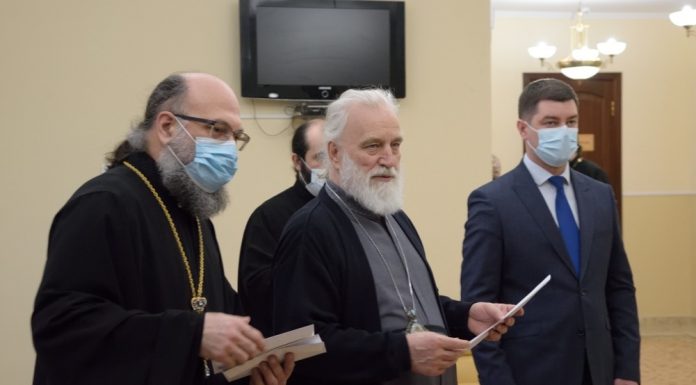 Митрополит Екатеринодарский и Кубанский Павел (Пономарёв) вручил благотворительную помощь погорельцам