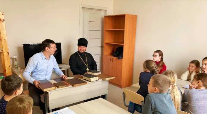 Учащиеся воскресной школы познакомились со старинными книгами