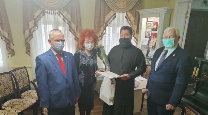 Диакон Михаил Степанков передал поздравления митрополита Павла члену Союзов писателей и журналистов России Татьяне Немчиновой с юбилейной датой