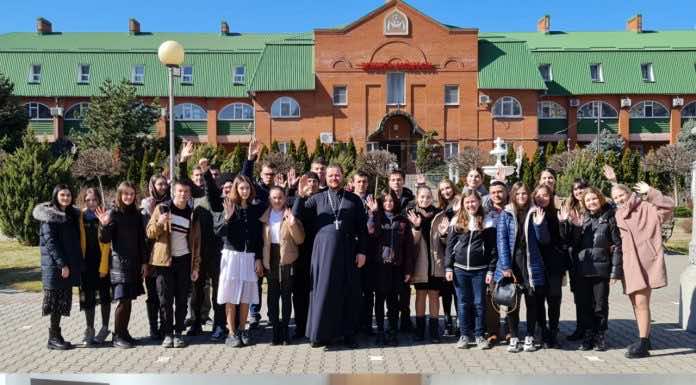 В Рождественском храме часть воспитанников воскресной школы была принята в молодёжную общину