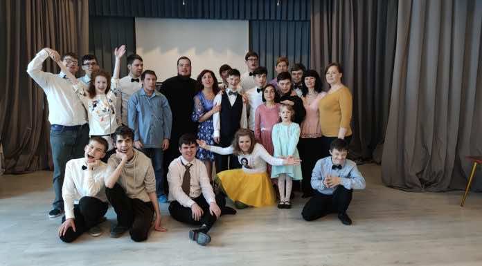 Настоятель Трехсвятительского храма посетил инклюзивную театральную студию «Лестница»