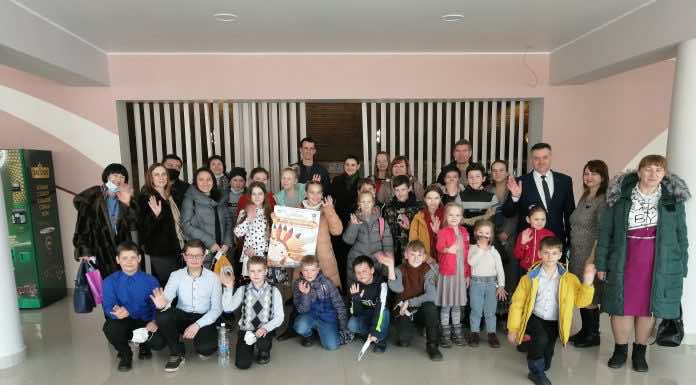 Воскресная школа и молодежная община Спиридоновского храма посетила спектакль «Вождь краснокожих»