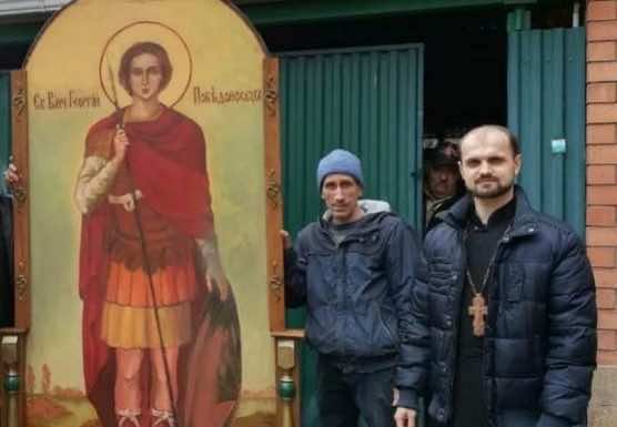 Храм Святого Духа передал в дар Царские Врата и иконы строящемуся храму