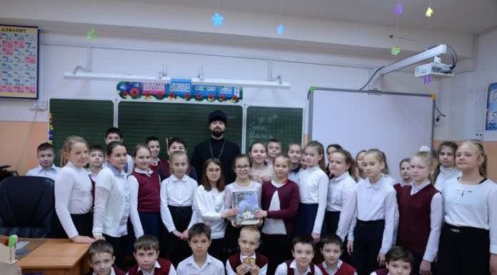 Священник посетил общеобразовательную школу