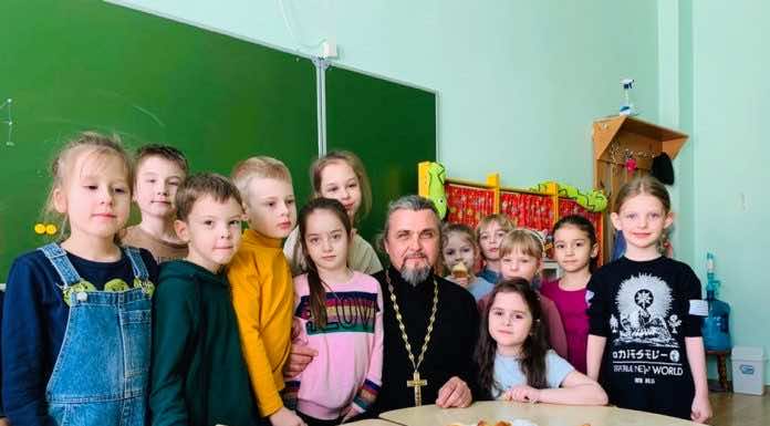 Протоиерей Игорь Осовик посетил студию раннего развития детей