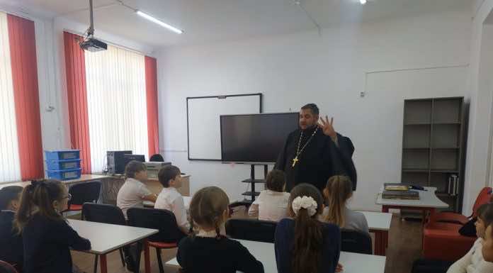 Иерей Александр Пантелеев провел урок в школе № 17 станицы Холмской