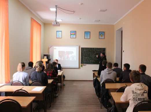 Священнослужитель готовит студентов к игре «Зерно истины»