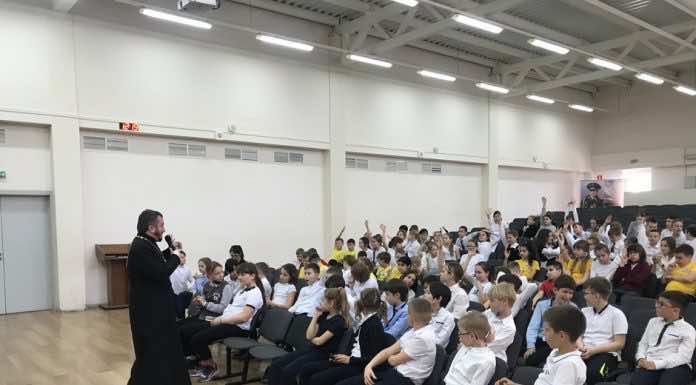 Иерей Виктор Рошко встретился с учениками школы № 98