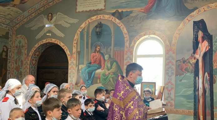 Юные казачата молились за Божественной литургией в Великий Четверг