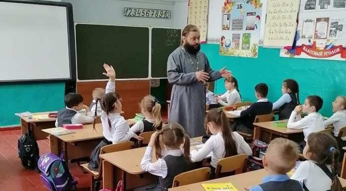 Иерей Владимир Бондаренко встретился с учащимися школы № 86