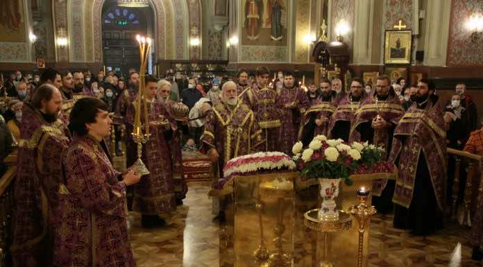 Митрополит Павел совершил Всенощное бдение в канун Недели Крестопоклонной