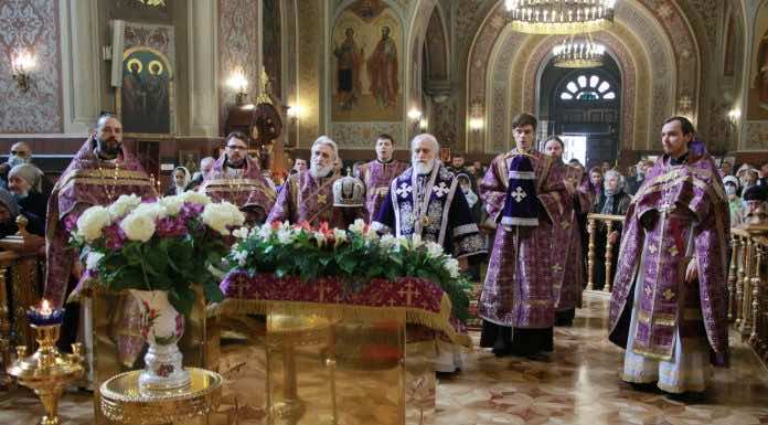 Митрополит Павел совершил Божественную литургию в Неделю Крестопоклонную