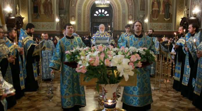 Митрополит Павел совершил утреню с чтением акафиста Пресвятой Богородице